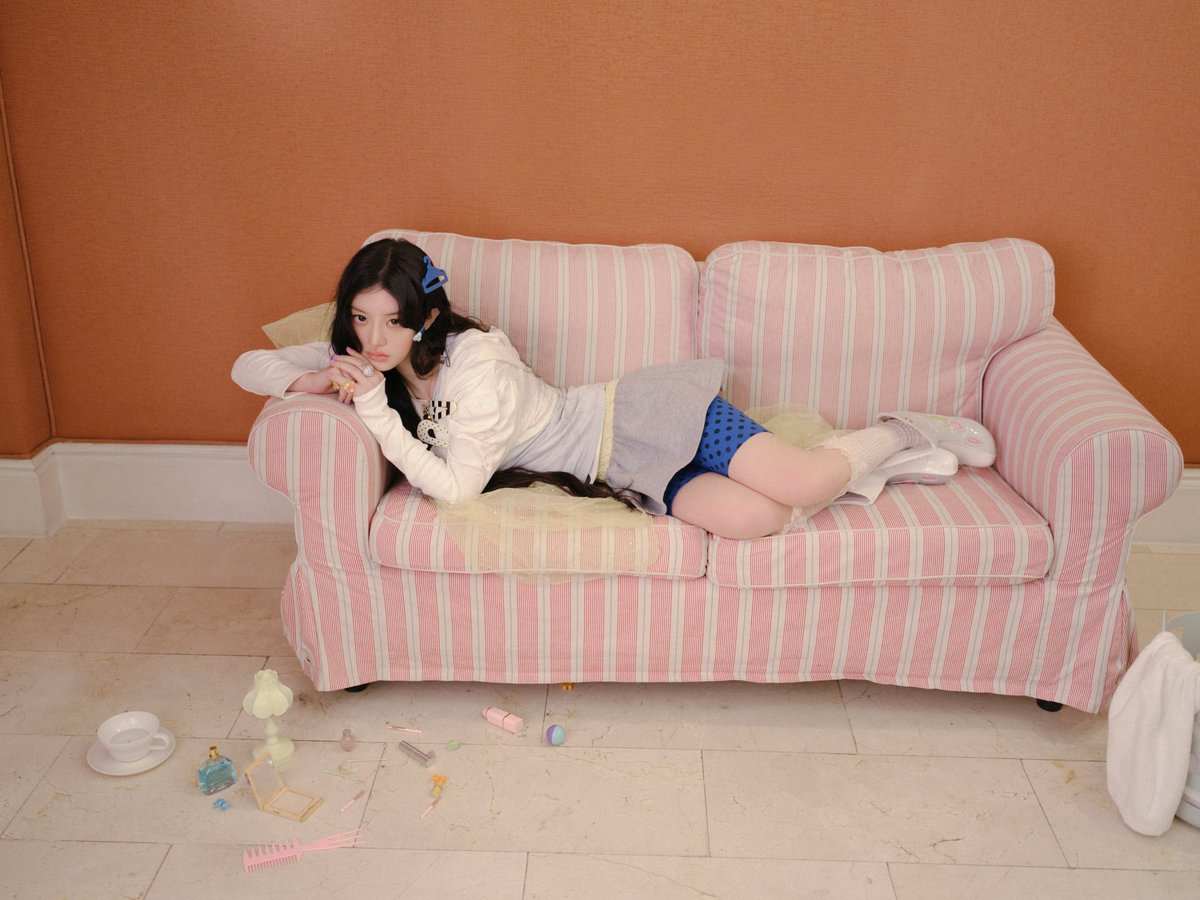 🜲 ... 𝘳𝘰𝘺𝘢𝘭𝘵𝘺 runs in her heart, 공주처럼 빛나. tweet media