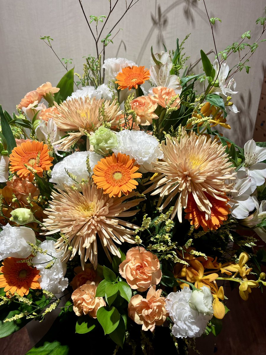 asakoyoga's tweet photo. 今週のエントランスフラワー🟡🍊
パッと空間が明るくハッピーに包まれてました⭐️
このフレッシュなお花を見れるのも火曜日の特権ですよ🤭

#スカイスパYOKOHAMA
#エントランスフラワー
#ジェルフラワー https://t.co/3rFs3UZCLE