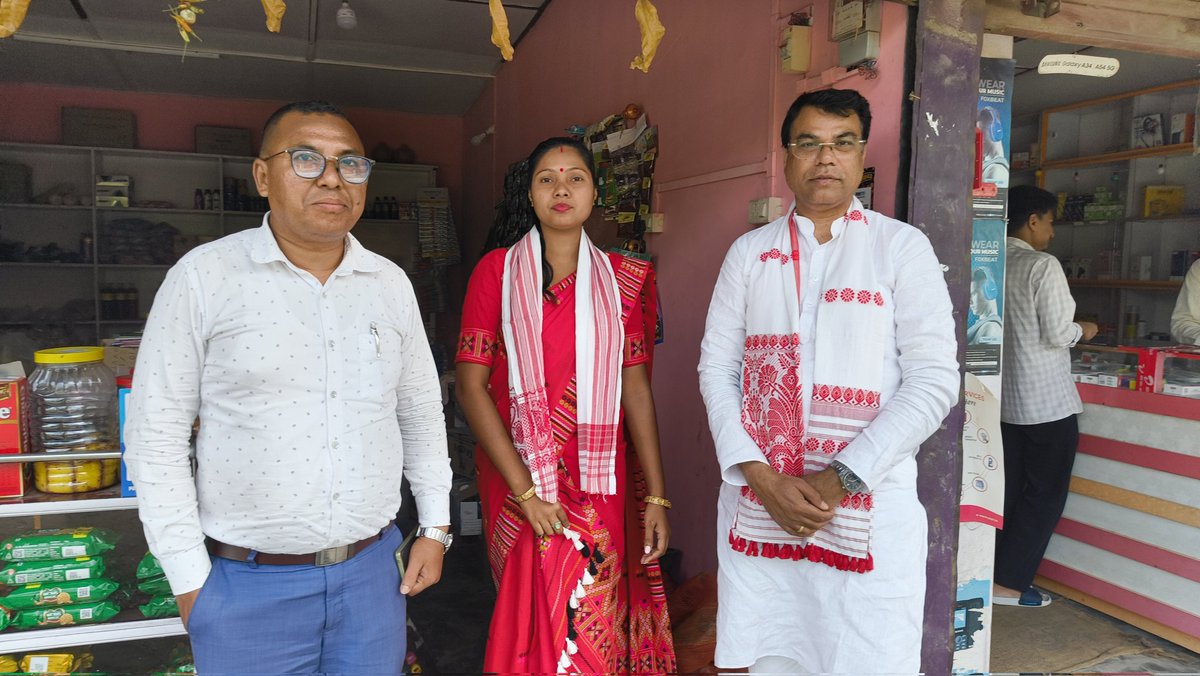 बोकाखाट विधानसभा के मोहुरा मंडल अंतर्गत बादुलीपार ग्राम पंचायत अध्यक्षा श्रीमती रूपाली सूढ़ी जी, रंगामाटी ग्राम पंचायत अध्यक्ष श्री बिक्रम रविदास जी एवं पुब मोहूरा ग्राम पंचायत अध्यक्ष श्रीमती रश्मि रेखा दास जी से उनके निवास पर स्नेहिल भेंट कर उन्हें अंगवस्त्र भेंट कर सम्मानित