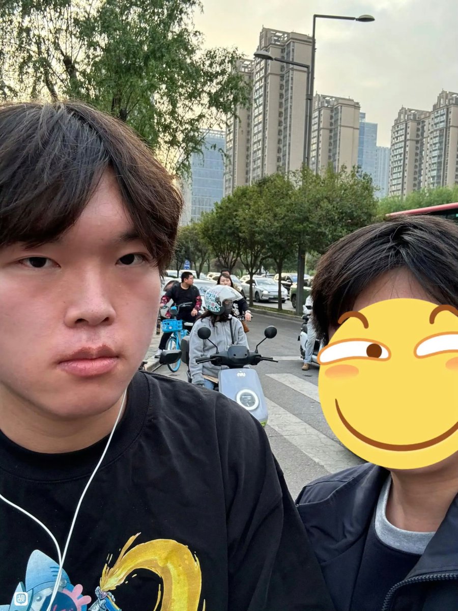 confuxun's tweet image. A fan spotted #Xun today biking together with #Bin and #ON at Xi’an 🐥🐏🐈‍⬛