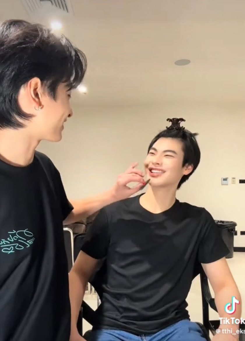 𝕒𝕞• ᴍʀ. ғᴀɴʙᴏʏ ᴇʀᴀ🦋🐱 tweet media