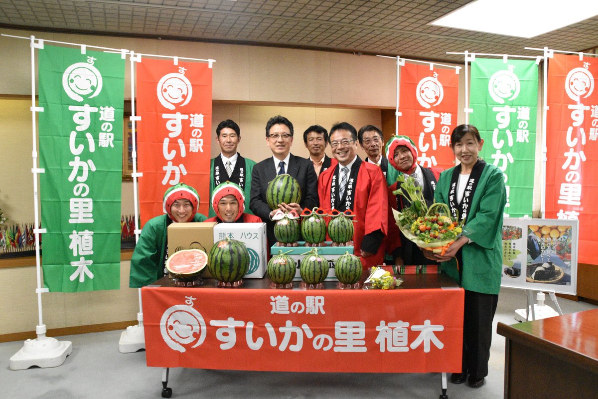 今年の熊本の春すいか🍉は当たり年です。
寒暖差の影響で出来が非常に良く、驚くほど甘い。思わずかぶりついてしまいました😆

熊本市はすいか産出額が全国市町村1位。
その中でも今年は特に出来が良く、中心から皮際まで甘さのムラが少ないのが特徴です。