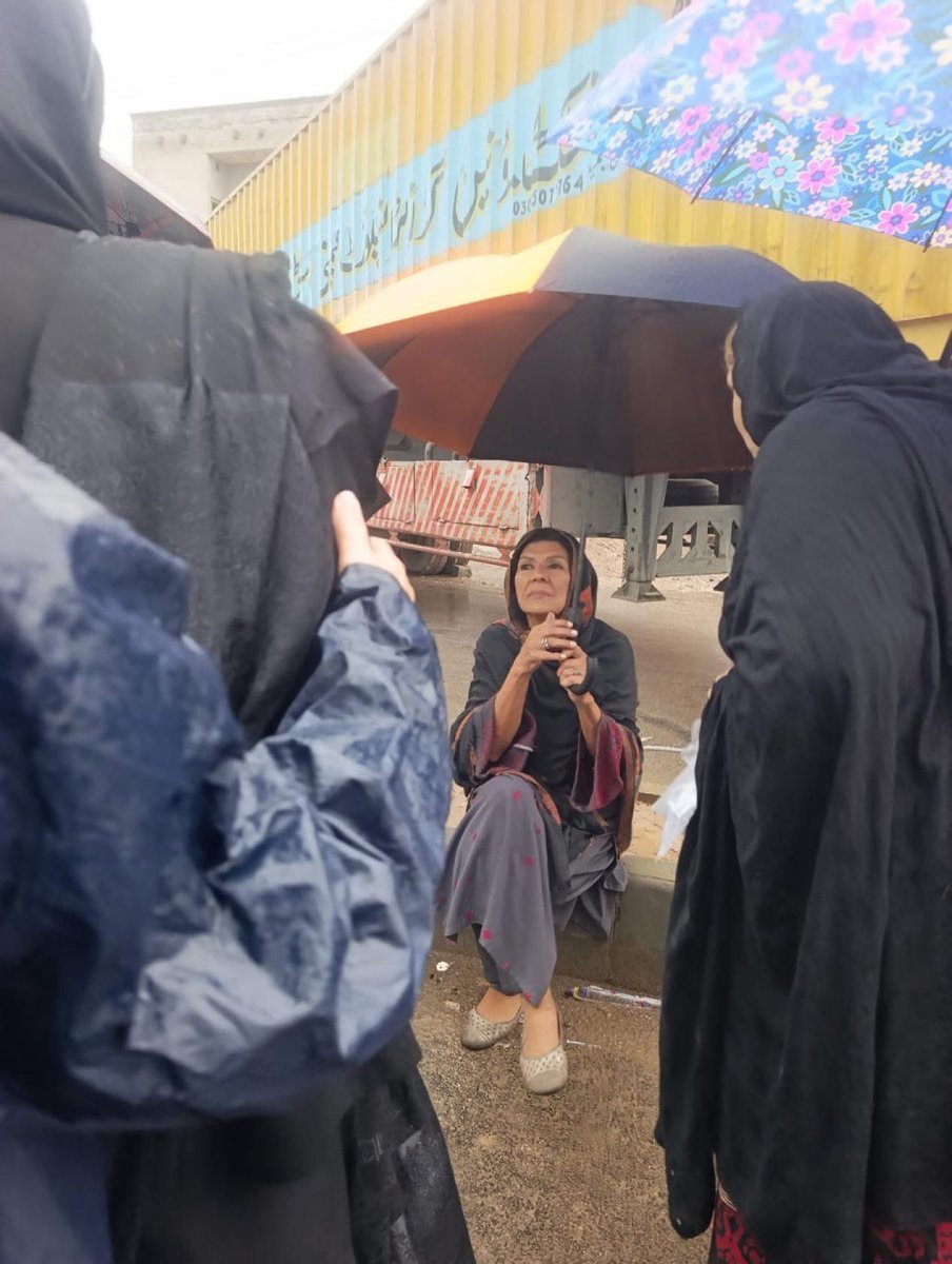 ایک نہتی اور غیر سیاسی خاتون علیمہ خان اس شدید بارش میں اڈیالہ سڑک پر بیٹھی بھائی کے ساتھ ملاقات کا انتظار کر رہی ہیں 💔