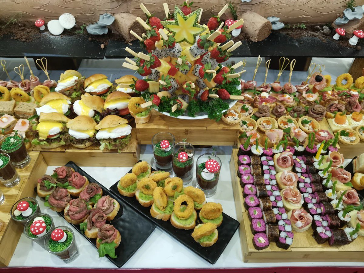 kili327's tweet photo. Stunning cold buffet visually! Fresh fruits, mini sandwiches and desserts make the party way more fun. https://t.co/f5mtjHoB3B