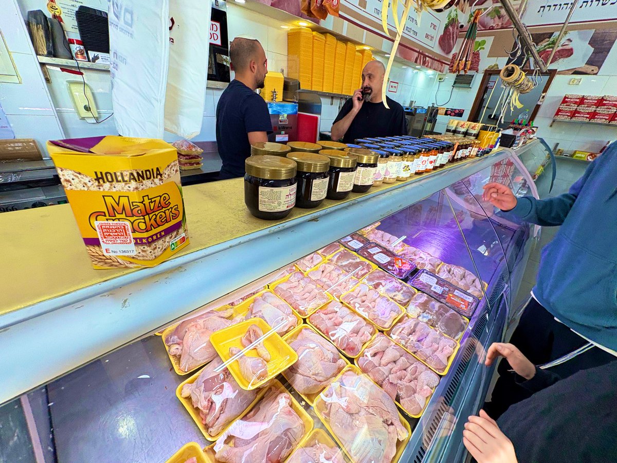 thesluis's tweet image. Ik kwam voor iets totaal anders.
Bleef hangen bij dit compleet uit z’n verband gerukte doosje. Er was er nog maar één.

“Waarom kost dit 35 NIS?”
“Franse delicatesse.”

Ah. Oké.
Doe mij die maar.

#nostalgie #Pesach 
Chag sameach ✡️