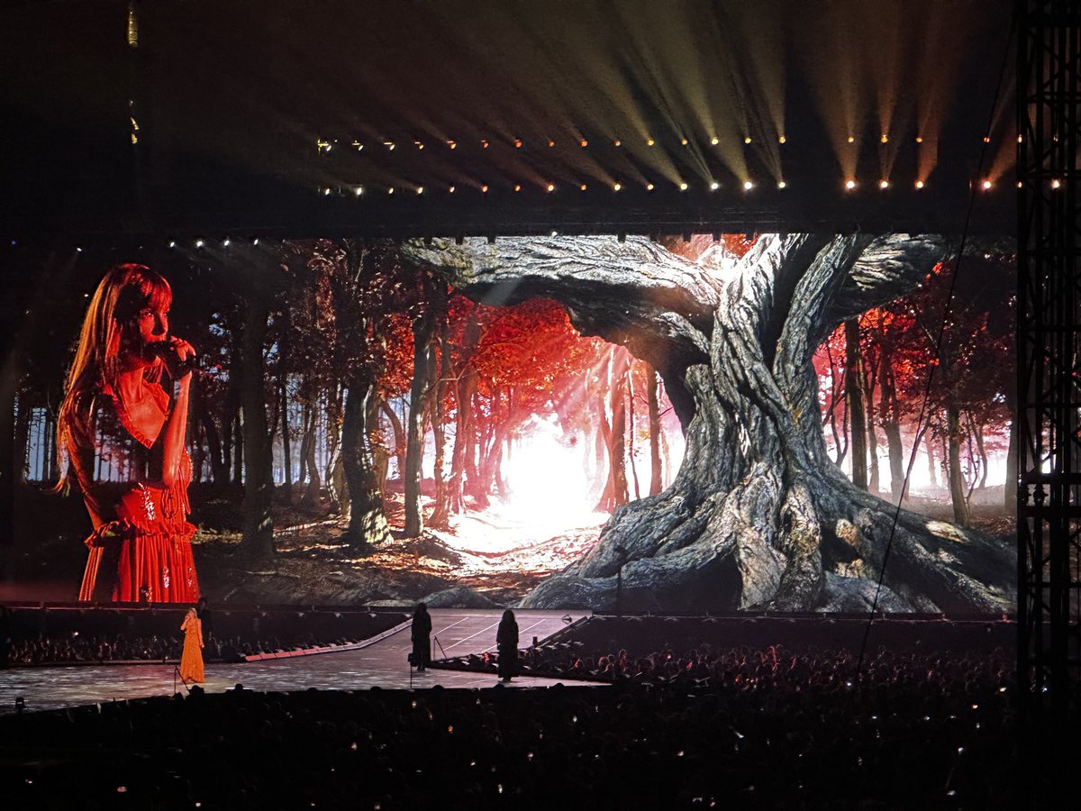 ERAS visuals >>>>🤍🤍❤️‍🔥