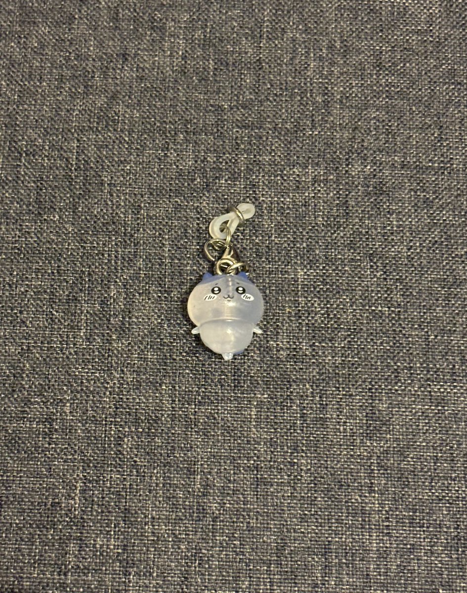 a1315033's tweet photo. 引っ越しの荷物片付けてたら、初期のちいかわめじるしアクセサリー出てきて神 https://t.co/X0kpByhhFB