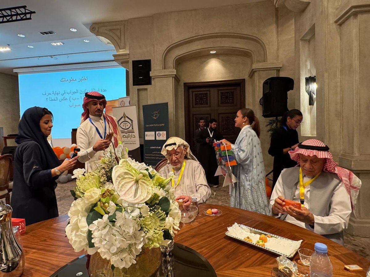 Saudi__Platform's tweet photo. “نادي 6090 ‘حياتي الجديدة’ يقيم معايدة أعضائه وسط أجواء فنية وتراثية مميزة”

جدة – في أجواء مليئة بالبهجة والاحتفاء، نظم نادي 6090 “حياتي الجديدة” حفل معايدة مميز بحضور عدد من الأعضاء والأكاديميين والخبراء، وذلك في قاعة ليفنتو بفندق الرواسي بجدة. تزينت القاعة بحلويات العيد والضيافة الراقية، مع القهوة والتمر التي أضفت لمسة تقليدية على المناسبة.

حرص فريق العمل بالنادي على استقبال وترحيب الأعضاء، حيث أشادت الدكتورة دعاء دشاش، رئيسة النادي، بأن هذه المعايدة تأتي في إطار حرص النادي على الالتقاء وتوطيد العلاقات بين الأعضاء وتعزيز روح الانتماء.

تميز الحفل بتفاعل الحضور مع ريتاح الزهراني التي أبدعت بعزفها على الناي، مقدمًة فقرة موسيقية رائعة أبهرت الجميع. كما أمتع الفنان محسون محمد محسون الحضور بأغنيات من الزمن الجميل والطرب الأصيل، حيث استمع الجميع إلى باقة متنوعة من أعمال أم كلثوم وعبدالحليم حافظ، واختتمها بأغنية “أغراب” للفنان طلال مدّاح، لتتفاعل معها جميع الحاضرين بحماس كبير.

كما أضفت استوديو روعة للتصوير لمسة مبتكرة على الحفل، من خلال التقاط الصور للضيوف وتسليمها لهم مباشرة، مما أسعد الجميع وجعل اللحظات أكثر خصوصية وذكريات دائمة.

وفي ختام الحفل، كرم نادي 6090 “حياتي الجديدة” داعميه وشركاء نجاحه، وهم فندق الرواسي ممثلاً في الأستاذ عبدالله مصطفى حريري، مدير الفندق، والأستاذ محمد، مدير قاعة ليفنتو، وسط صور جماعية تخلد هذه المناسبة المميزة.
