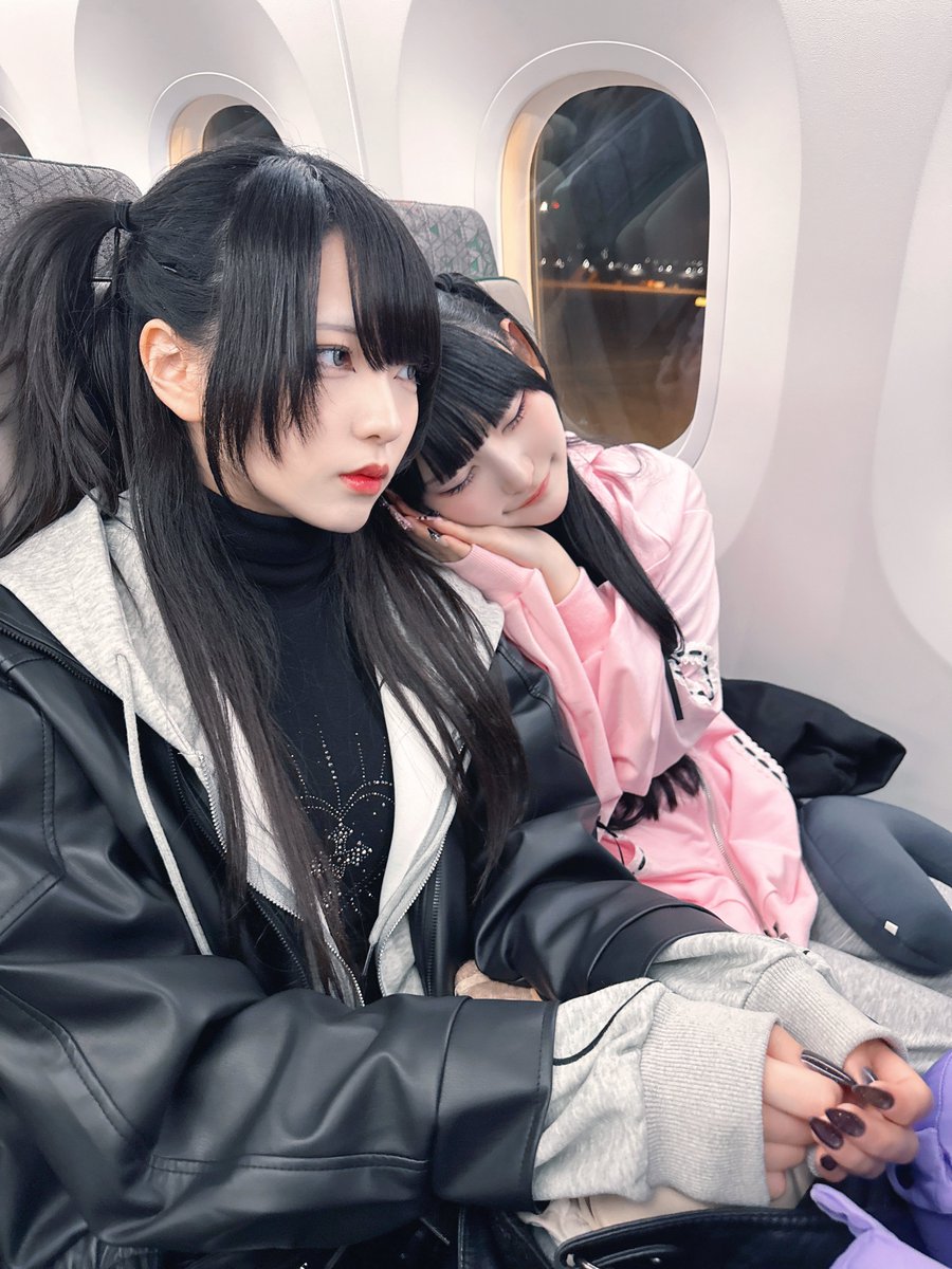 きひゆこ 飛行機で隣になった美女2人がイチャついてて気まずい…