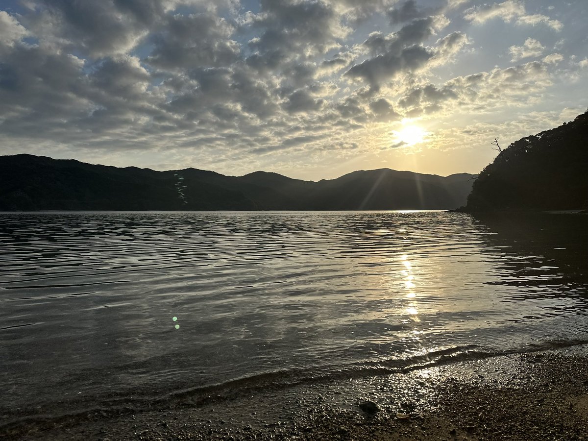 S2000KNT's tweet photo. あの子と似ている子に出会った
見た目じゃない
中身が似ているの
きっと家族に話しても理解されない
似ているからと関わられる方も
きっと迷惑でうざいだろう

それでもちょっとだけ
ほんの少しだけ
生きてみてもいいのかなと
先を見てもいいのかなって
考えてしまう

こんな私は間違ってるのかな… https://t.co/cUVQgVQ0SB