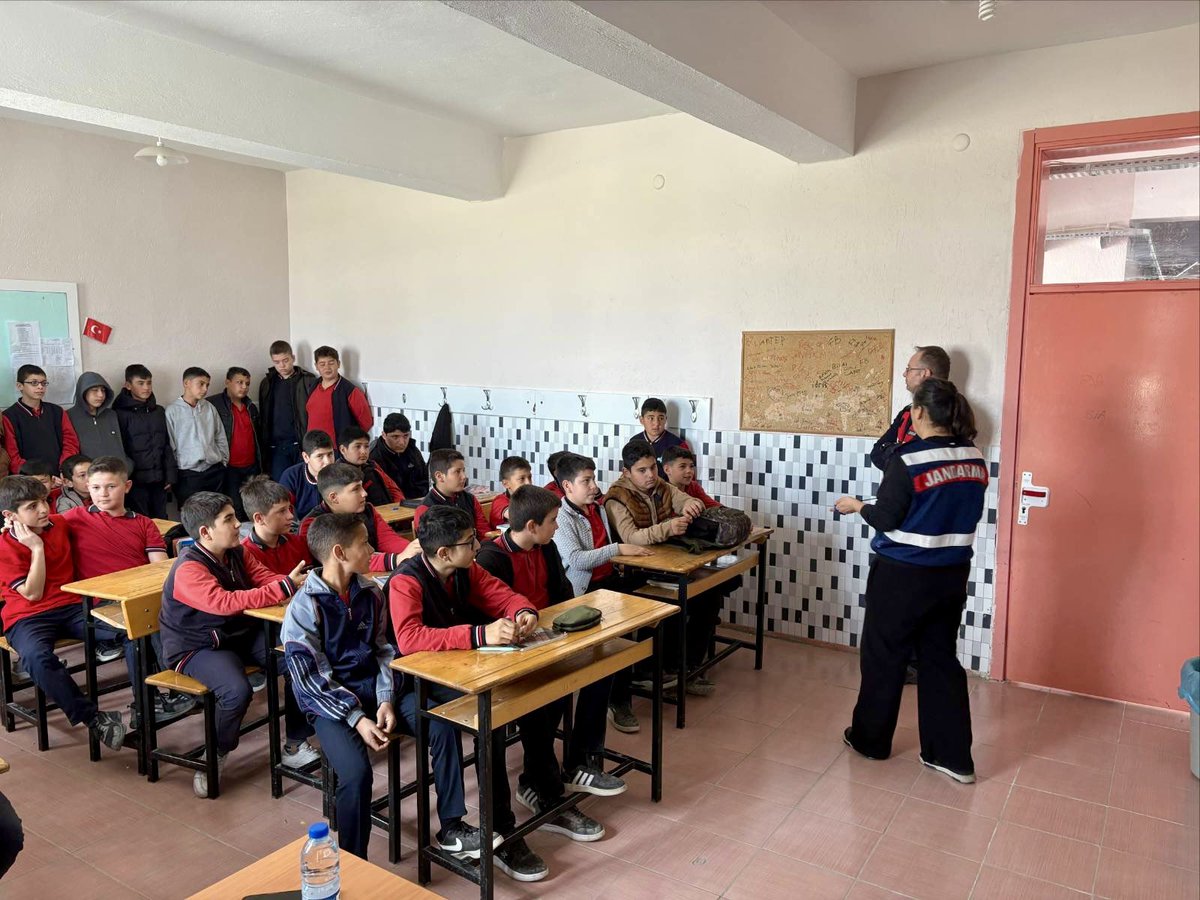 📌Siber Farkındalık Bilinçlendirme Eğitim Faaliyeti 

Konya İl Jandarma Komutanlığı Siber Suçlarla Mücadele Şube Müdürlüğünce, ilçemiz Taşpınar mahallesindeki okullarımızda öğrencilerimize;

• Dijital Bağımlılık,
• Parola Güvenliği,
• Mobil Oyunlar,
• Ebeveyn Güvenli İnternet