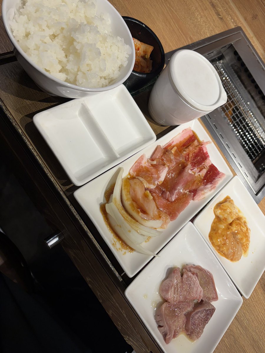 hide__customer's tweet photo. さっきあんだけ肉と白米食べたのに、もうお腹空��た。燃費悪… https://t.co/DMPehKzZrM