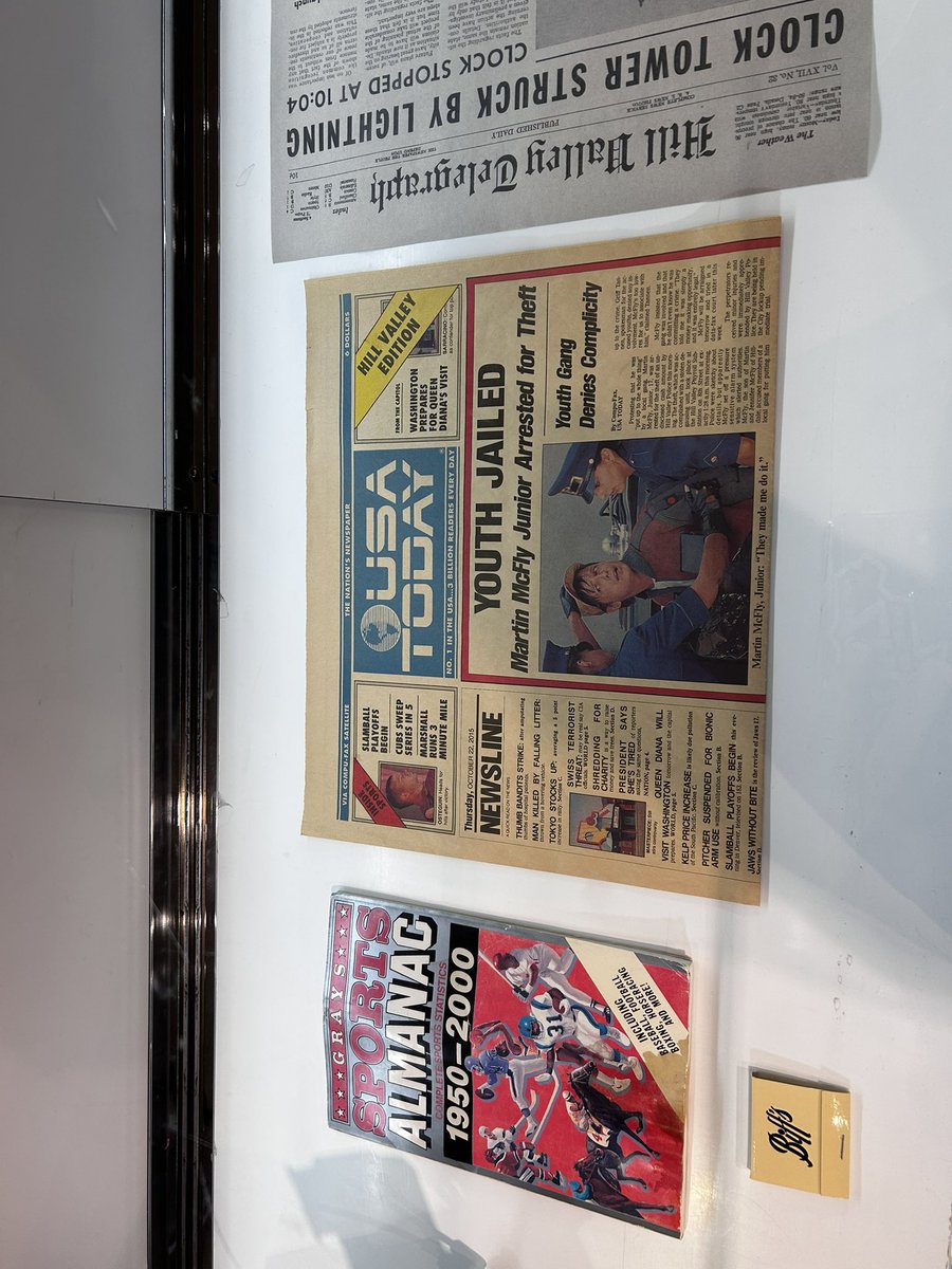 バッグトゥーザフューチャーのポップアップストアで、本物のマーティの衣装とホバーボード見れた👏