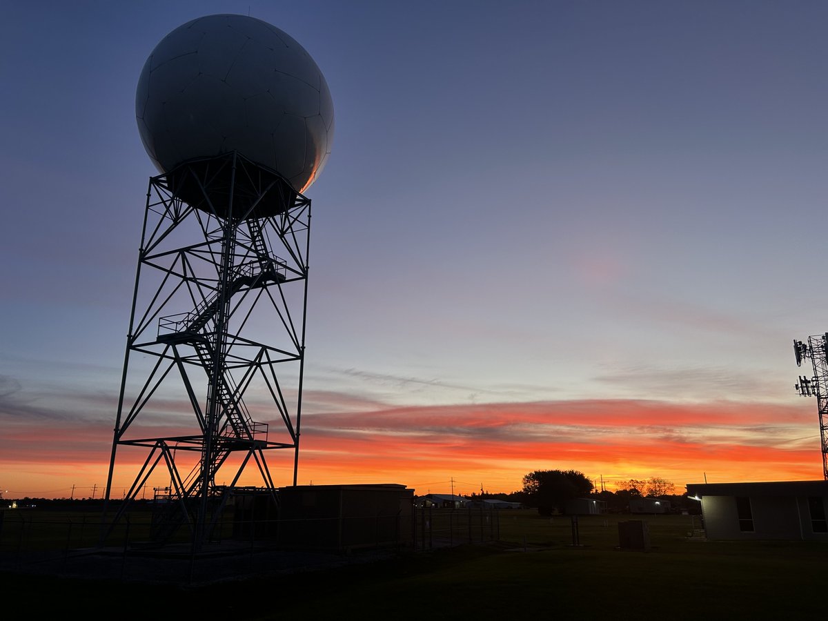 tpsilas18's tweet photo. A stunning #sunrise from the office this morning #lawx https://t.co/7syNB3QaSi