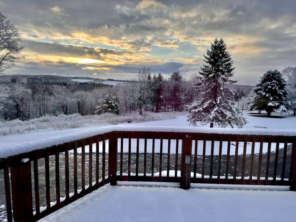 mark_tarello's tweet image. HELLO SNOW! Spring snow seen this morning from Coventry, New York. Photo courtesy of Cindy Olsen. #Snow #NYwx
