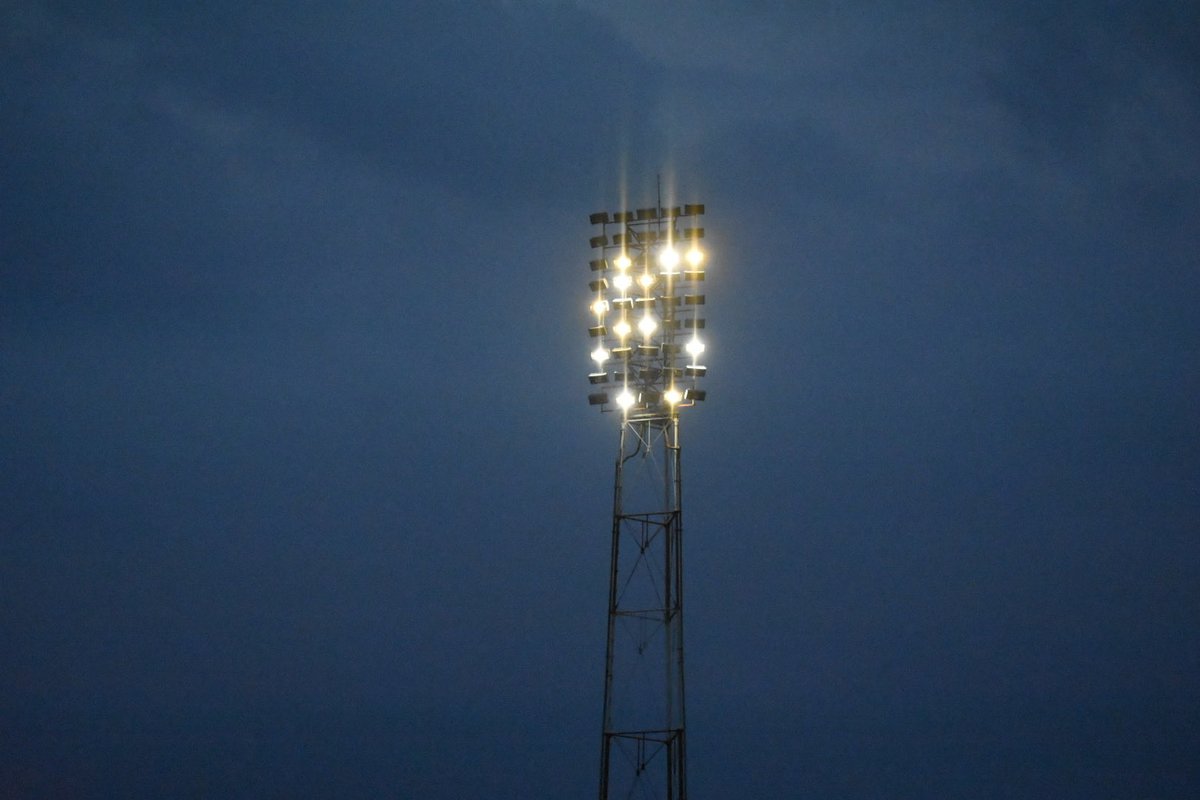 Johan_Manuel's tweet photo. Lo de las luces del estadio da pena. Los mandatarios solo mencionan al equipo para ganar votos pero ni arreglar esto han podido. Que el Cúcuta Deportivo esté buscando otra sede no es raro. ¿Qué hay en el fondo de todo este problema? https://t.co/VSSQFA9jTH