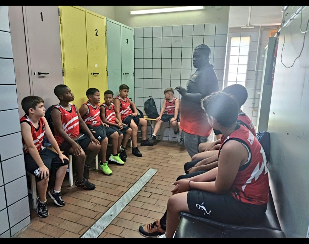 CDJPuertaOscura's tweet photo. Ese canal que te abduce entre sus ondas para respirar el aire más puro y soñar despierto...

Confesiones de tres amigos, de tres corazones enormes a la par de interesantes, de tres almas salvadas por el baloncesto...

Gracias Radio Pimienta y Zambra por la oportunidad brindada💜 https://t.co/hzJjy2O5NQ