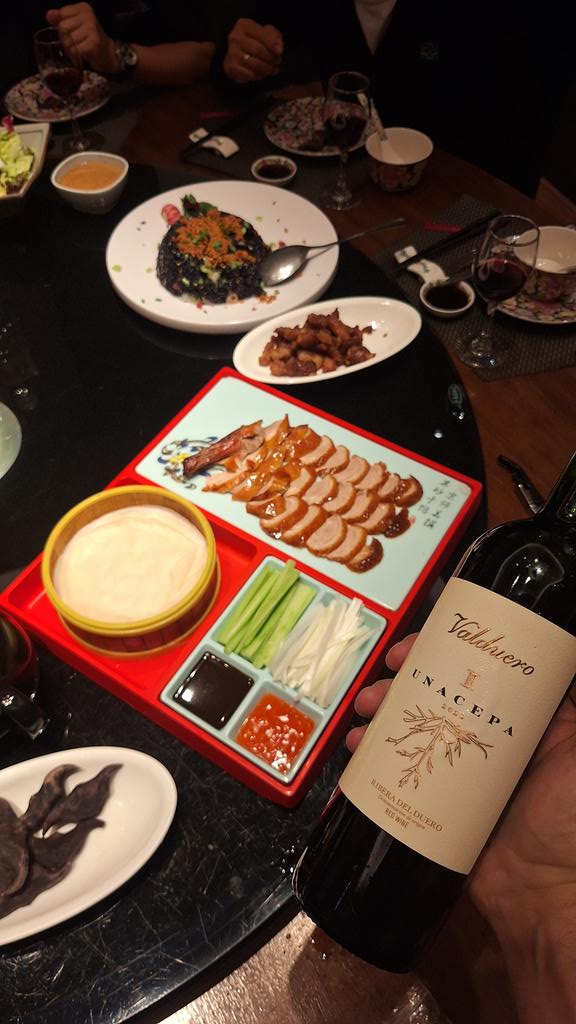 dmanso73's tweet image. Mi aportación cultural, la primera de cuatro, a la gastronomía china.... un Ribera del Duero de los amigos de @bodegasValduero ha triunfado 👌🍷
#vino #Wenzhou #china