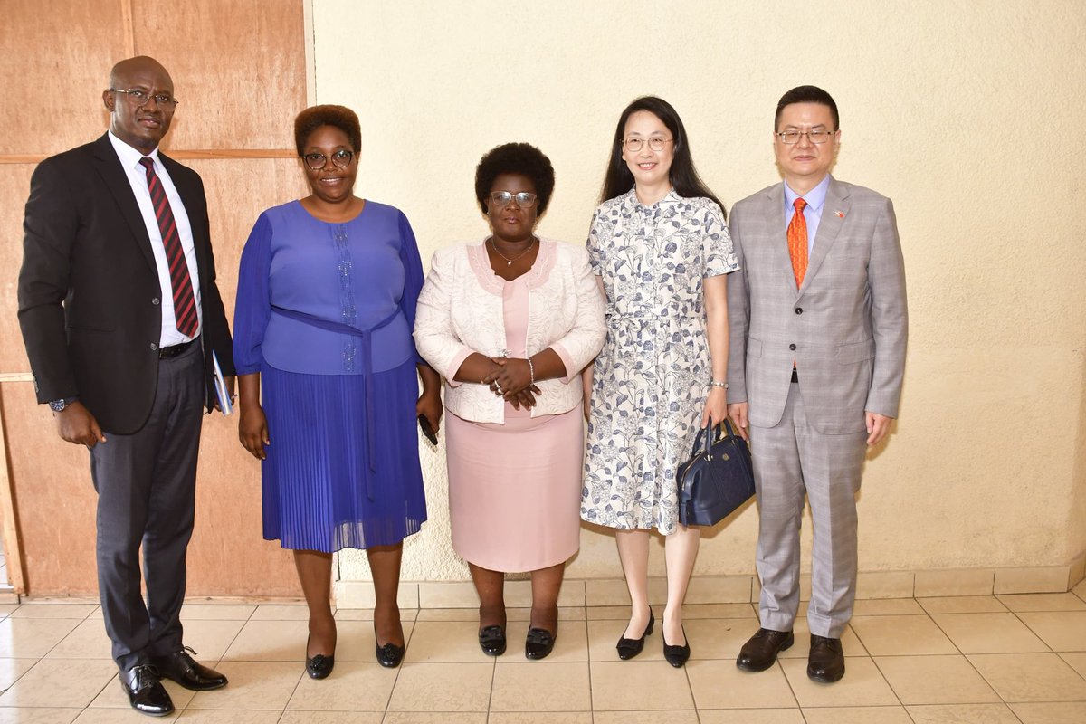 CNC_BURUNDI's tweet photo. La Présidente du @CNC_BURUNDI @esperancenday a reçu en audience Son Excellence Ambassadeur de Chine au #Burundi Zhu Kewei . Les échanges ont porté sur la coopération dans le domaine médiatique https://t.co/n9BuMqwjUB