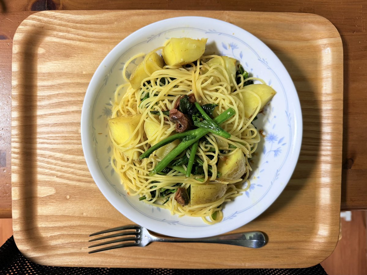 yojige's tweet photo. 今日の昼食。
鯖のへしこと油菜とジャガイモのペペロンチーノ。
油菜とジャガイモのは向かいのお宅から大量に頂いた。
頂き物をどうしたものかと思って、へしこと合わせてパスタにしたら正解だった。
#おうちごはん https://t.co/IJcnispRqZ