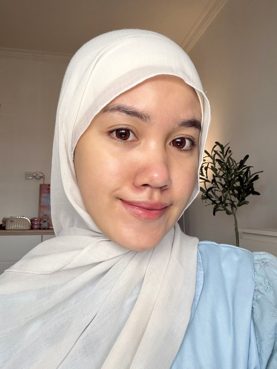 kalo skin barrier rusak, udah paling bener balik pake basic skincare🫠

gaperlu banyak pake skincare, dimulai pake cleanser yang gentle dulu~