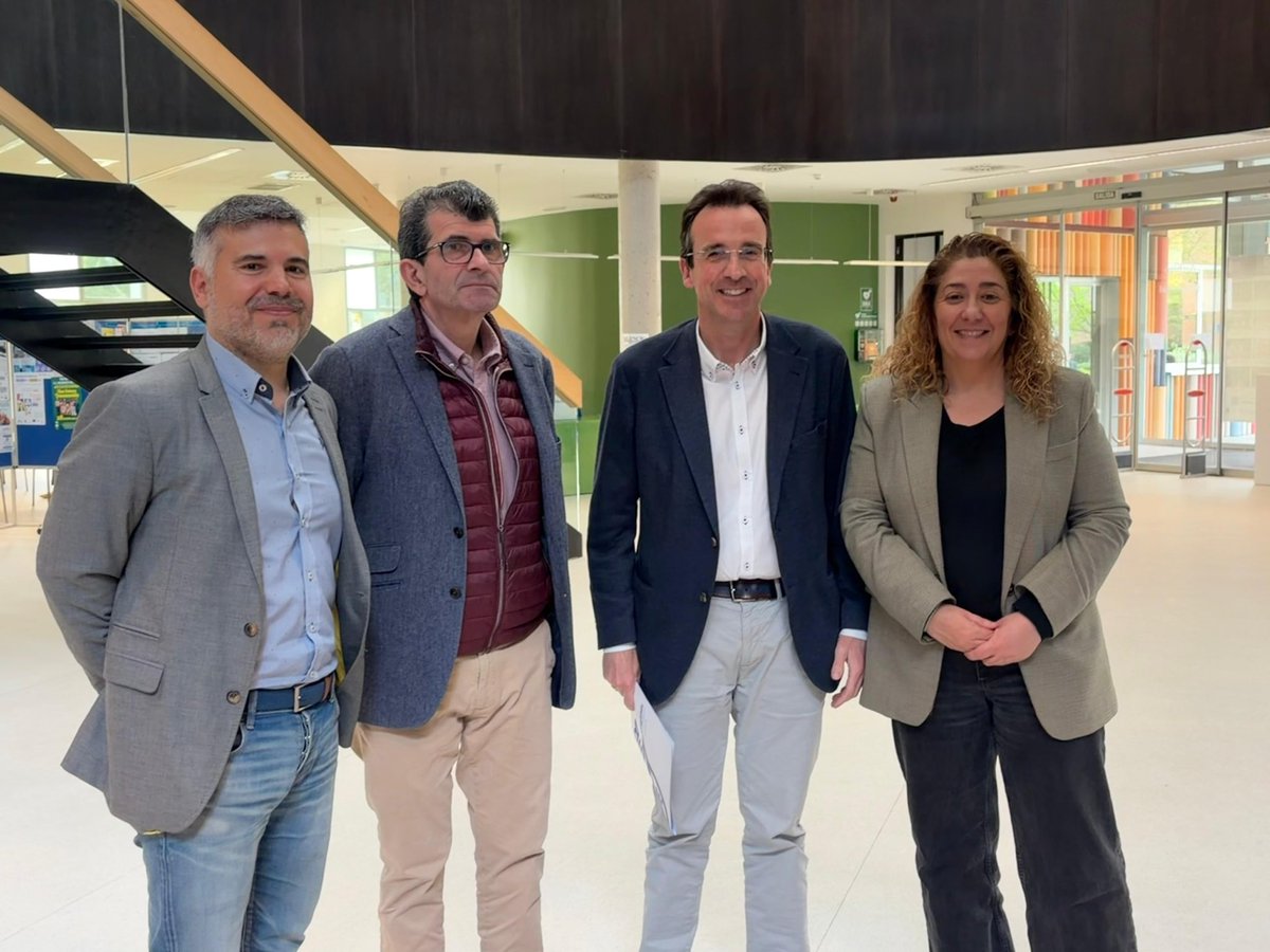 AytoLeganes's tweet photo. 📚 La Biblioteca Central de #Leganés ha acogido esta mañana el arranque de la 41ª Muestra del Libro Infantil y Juvenil de la @ComunidadMadrid siendo la primera de las 125 paradas de su calendario de circulación. 

🏆 En esta edición, el premio ha sido para Fran Pintadera, autor de “Haikus para detener un tren”, con ilustraciones de Ina Hristova.

📍Una cita que refuerza el compromiso de nuestra ciudad con la cultura y con el fomento de la lectura entre niños y jóvenes. 📖✨

➡️ El alcalde @marecuencopp , el primer teniente de alcalde @CarlosULEG y la concejala de Cultura @MercedesULEG junto al Director General de la Oficina del Español Bartolomé González Jiménez,  han dado su apoyo a esta muestra que estará en nuestra ciudad hasta el 12 de abril y podrá visitarse de 9:00h a 21:00h en la Biblioteca Central.