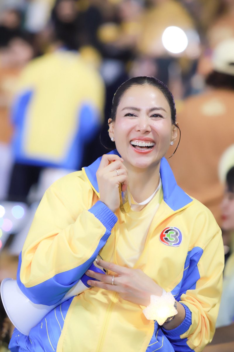 ผจกทีมสีเหลืองขมิ้นอวดเหรียญใหญ่เลยภูมิใจมากๆ🥇🏆

#เชอรี่เข็มอัปสร
#cherrykhemupsorn
#56ปีCh3LandDomDDay