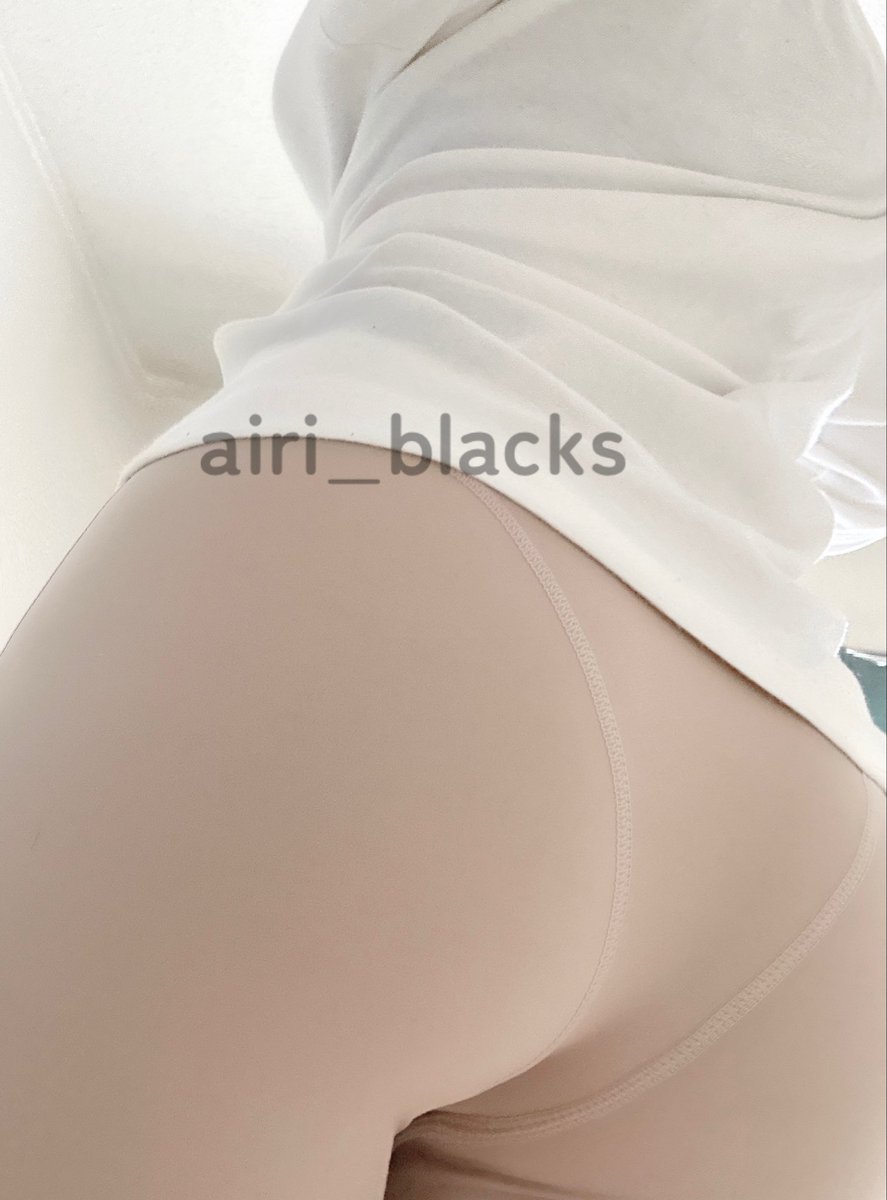 airi_blacks's tweet photo. おうちヨガ。ケツデカい🍑 https://t.co/7ktEVD2ZVb