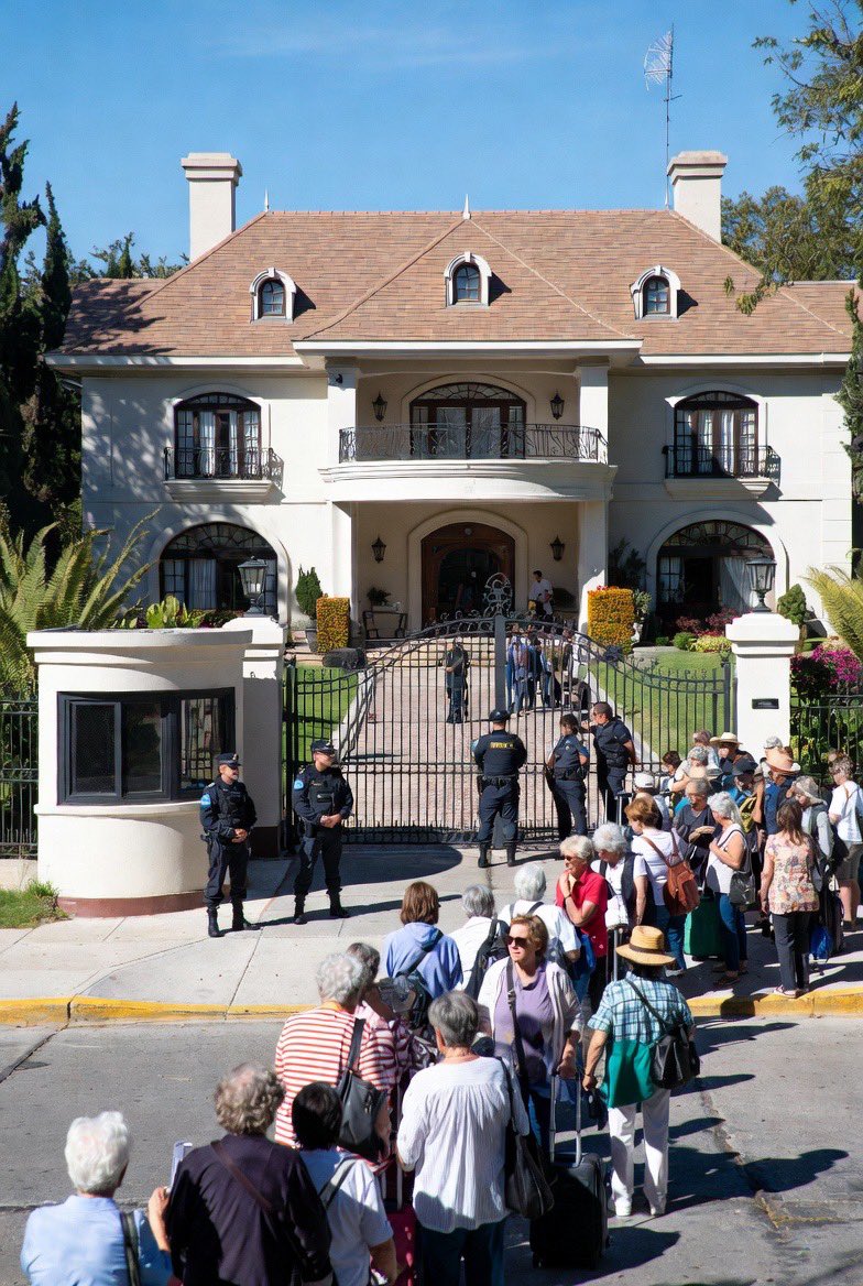 Jubiladas hacen fila en la casa de Adorni para ofrecerle plata.