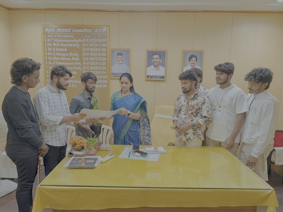 ballapallavitdp's tweet photo. అల్లు అర్జున్ ఫ్యాన్స్ అసోసియేషన్ ఆధ్వర్యంలో HPV వ్యాక్సిన్ అవగాహన పోస్టర్‌ను విడుదల చేయడం జరిగింది💉సర్వికల్ క్యాన్సర్ నివారణకు ప్రతి ఒక్కరం అవగాహన కలిగి ఉండాలి. ఈరోజు ఒక టీకా… రేపు మన కూతుళ్లను సర్వికల్ క్యాన్సర్ నుంచి కాపాడుతుంది.
#hpv #vacine #cervical #cancer #awareeness https://t.co/Iau6AFjTSM