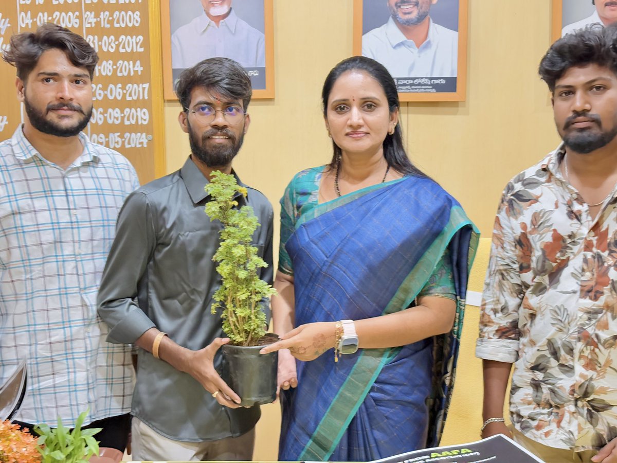 ballapallavitdp's tweet photo. అల్లు అర్జున్ ఫ్యాన్స్ అసోసియేషన్ ఆధ్వర్యంలో HPV వ్యాక్సిన్ అవగాహన పోస్టర్‌ను విడుదల చేయడం జరిగింది💉సర్వికల్ క్యాన్సర్ నివారణకు ప్రతి ఒక్కరం అవగాహన కలిగి ఉండాలి. ఈరోజు ఒక టీకా… రేపు మన కూతుళ్లను సర్వికల్ క్యాన్సర్ నుంచి కాపాడుతుంది.
#hpv #vacine #cervical #cancer #awareeness https://t.co/Iau6AFjTSM