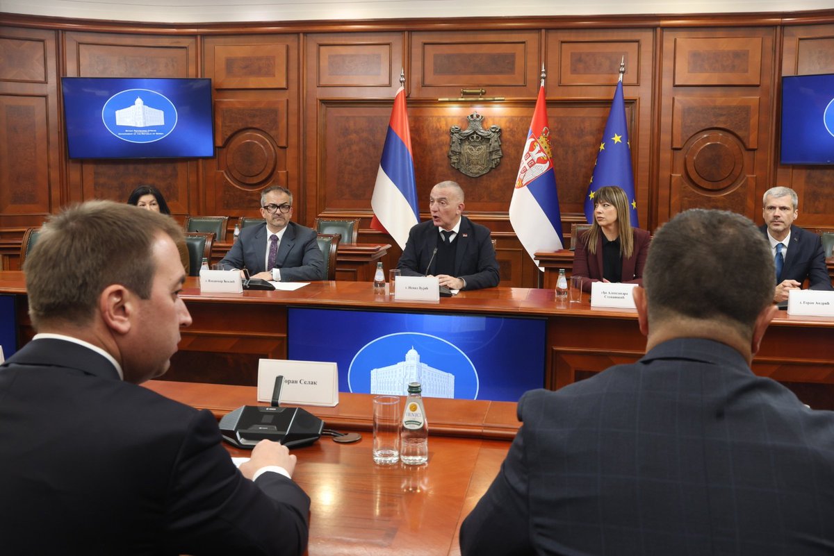 SelakG's tweet photo. Са министром правде Републике Србије Ненадом Вујићем разговарао сам у Београду о наставку сарадње и конкретним корацима у јачању наших правосудних система.

Ово је већ четврти сусрет са колегом Вујићем, што показује да постоји континуитет и озбиљан приступ унапређењу односа Републике Српске и Србије у области правосуђа.

Данас је потписан и Меморандум о сарадњи Јавнобележничке коморе Србије и Нотарске коморе Републике Српске. Меморандум су потписали предсједници двије коморе, Александра Стевановић и Борислав Радић, чиме сарадња у овој области добија конкретан, институционалан оквир.

Разговарали смо о даљем повезивању институција, размјени искустава и рјешењима која треба да допринесу већој правној сигурности и ефикасности система.

Настављамо да радимо одговорно и системски, са циљем да наша сарадња донесе конкретне резултате. 🇷🇸