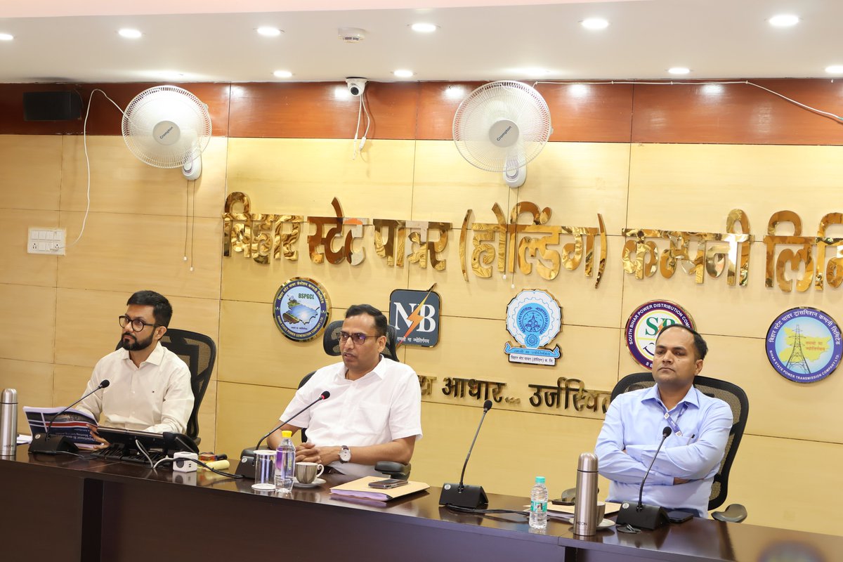BiharEnergy's tweet photo. ऊर्जा सचिव एवं #BSPHCL के अध्यक्ष-सह-प्रबंध निदेशक श्री @manojksingh_IAS की अध्यक्षता में मंगलवार को BSPHCL एवं उसकी सहायक कंपनियों के सभी विभागाध्यक्षों के साथ समीक्षा बैठक हुई। बैठक में विभिन्न परियोजनाओं की प्रगति, कार्यों की गुणवत्ता एवं उपभोक्ता सेवाओं में सुधार पर विस्तृत रूप से चर्चा हुई। शाम के समय शटडाउन न करने का निर्देश दिया गया। 

साथ ही, डीटी के स्वास्थ्य परीक्षण एवं मानक संचालन प्रक्रिया (SOP) के प्रभावी क्रियान्वयन के निर्देश दिए गए। इस अवसर पर #SBPDCL के प्रबंध निदेशक श्री महेंद्र कुमार (भा.प्र.से.) और #NBPDCL के प्रबंध निदेशक श्री राहुल कुमार (भा.प्र.से.) सहित अन्य वरीय अधिकारी उपस्थित रहे।

@IPRDBihar @EnergyBihar @SEVA_NBPDCL @SEVA_SBPDCL 

#BSPHCL #SBPDCL #NBPDCL #BiharEnergy #PowerSector