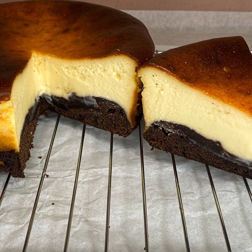 journeywithApr's tweet photo. burnt cheesecake brownies buatan ku pake bahan ekonomis &amp; no mixer dalemnya lembut kayak gini hehehe 🫶🏻 https://t.co/AW0ElBGUX6