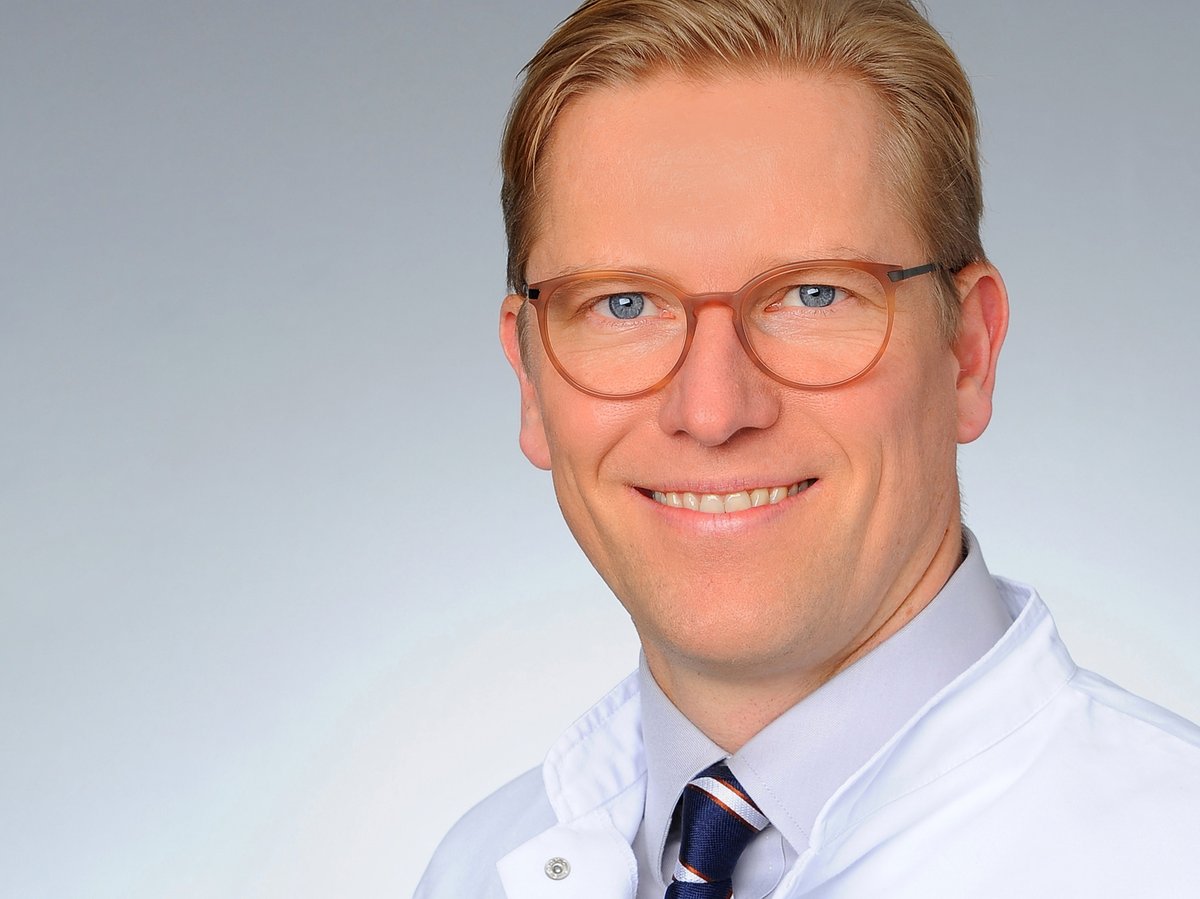 UKKoeln's tweet photo. Die Zertifizierungskommission der Kopf-Hals-Tumorzentren der Deutsche Krebsgesellschaft (DKG) hat Univ.-Prof. Dr. Jens Peter Klußmann, Direktor der Klinik für Hals-, Nasen- und Ohrenheilkunde der Uniklinik Köln, zum Co-Vorsitzenden gewählt. Alle Infos: https://t.co/ne8PrL5rR2 https://t.co/avI701iWcd