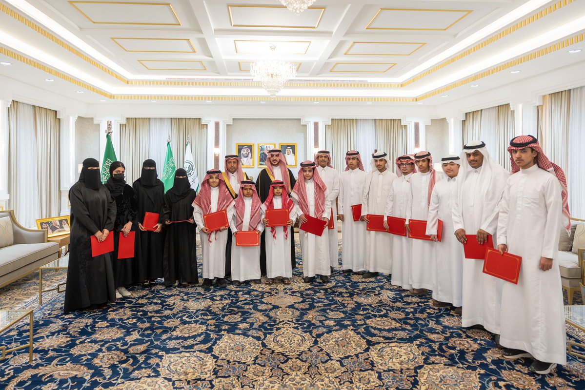 سمو أمير منطقة الجوف يكرّم الطلاب والطالبات الفائزين بجوائز "منافس" في مساراته الخمسة
#تعليم_الجوف
spa.gov.sa/ar/w2554593