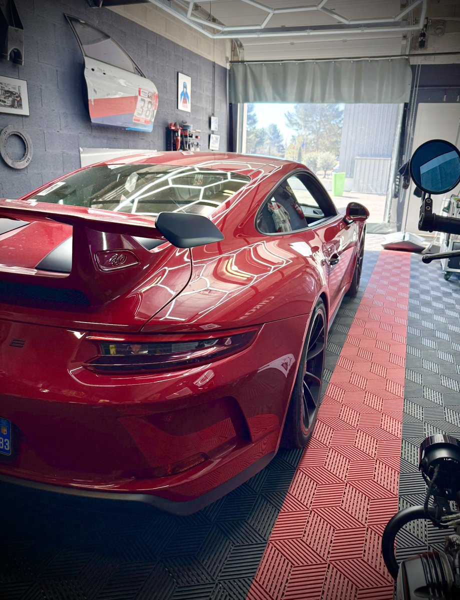 Debossandchrome's tweet photo. ⚒️Intervention à l’atelier sur une superbe Porsche 911 GT3 (991) en provenance de Castellet Car Motorsport.

Objectif du jour : débosselage de l’aile arrière suite à un impact, malgré une peinture abimé 👌 https://t.co/ulrGrZj2Xf