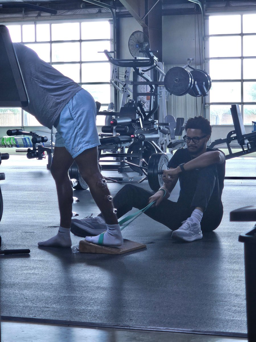 derricktripp11's tweet photo. Recovery is a must. Treat your body right! 🙌 @peakwellnesshtx always does a great job helping me get back to 100%. Don’t skip the maintenance. 🛠️💪  ​#GrindAndRecover #PeakWellnessHTX  ​#StudentAthlete ​#HighSchoolFootball ​#DualSportAthlete ​#RecruitMe ​#NextLevel ​ ​#Recovery ​#HTXSports ​#TXHSFB