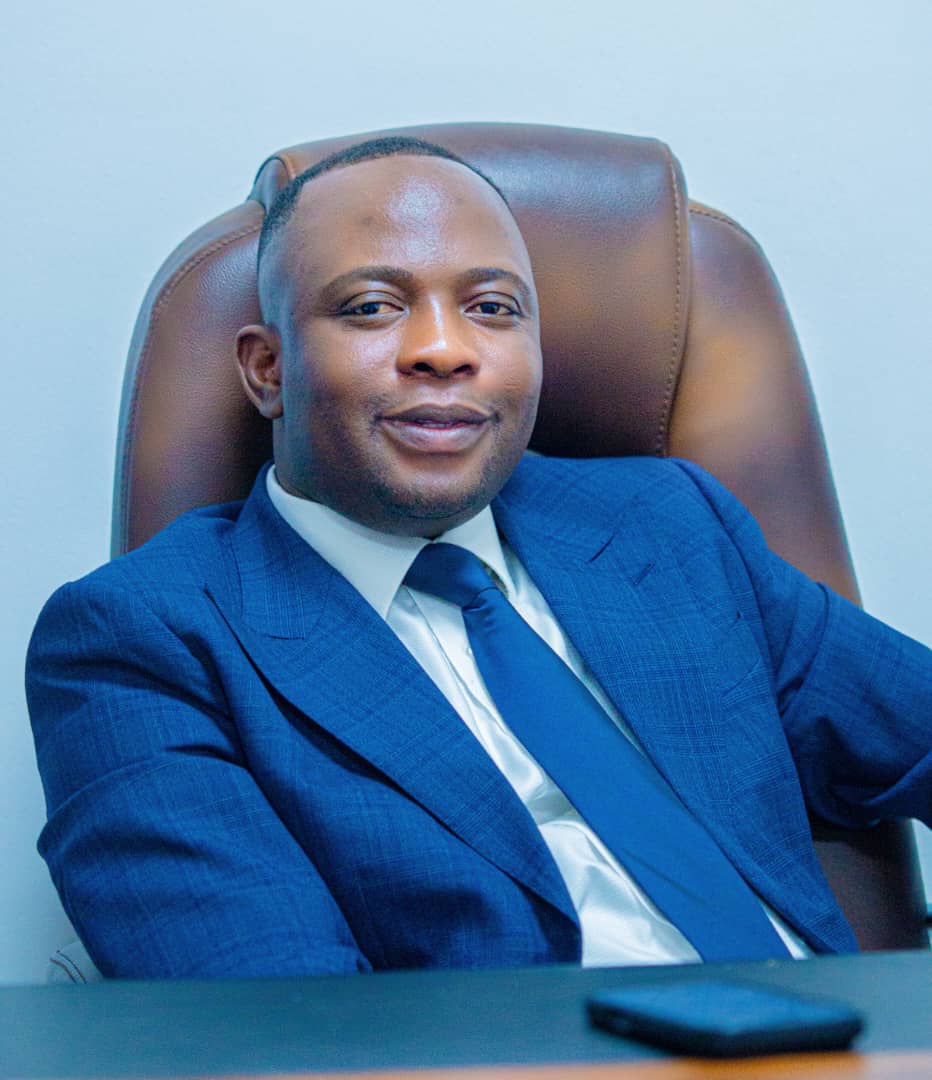 Castroabuba's tweet photo. @kasaicentral: l'honorable sénateur JEAN Tshisekedi kabasele passe en action pragmatique,  déterminé à moderniser sa province,  plusieurs abribus ont été installés dans la ville de kananga pour le bien-être de la population.@AugustinKabuyaT @fatshi13. https://t.co/1hB9qwynf5