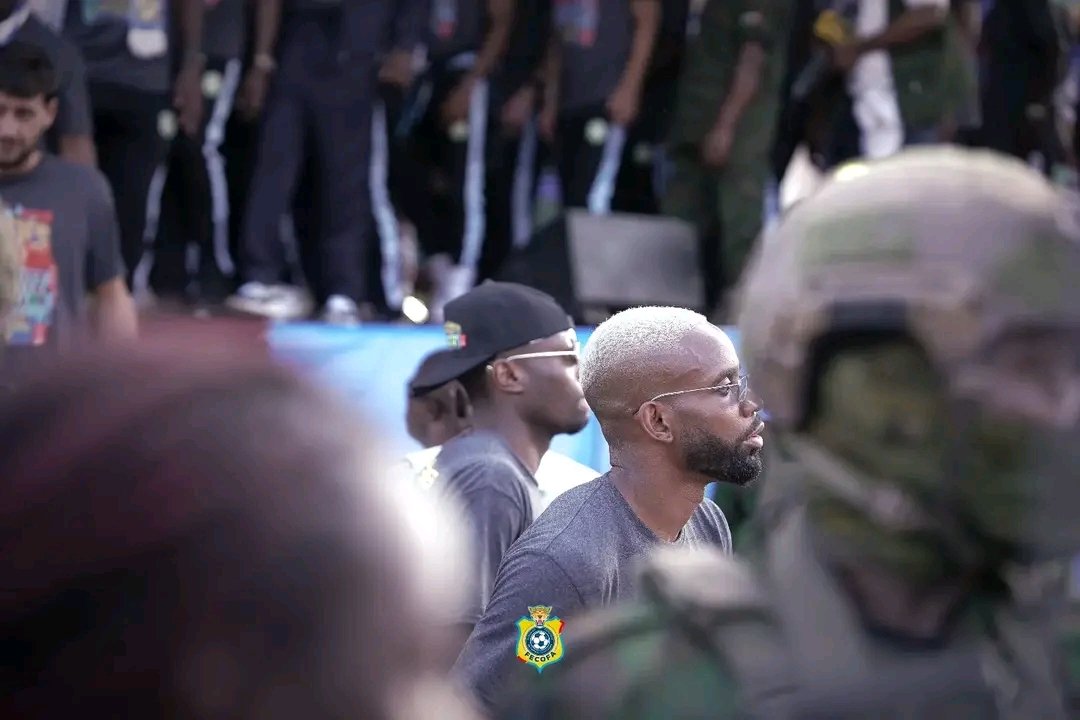 TENSIONS À SÉVILLE ! 🇪🇸 vs 🇨🇩
Alors que Cédric Bakambu est célébré comme un héros national à Kinshasa et sera décoré par le Président Tshisekedi, son club, le Real Betis, ne décolère pas. CB s'expose à de lourdes sanctions. Le président <a href="/AngelHaro/">Ángel E Haro Sevilla</a> exige plus de "sérieux".