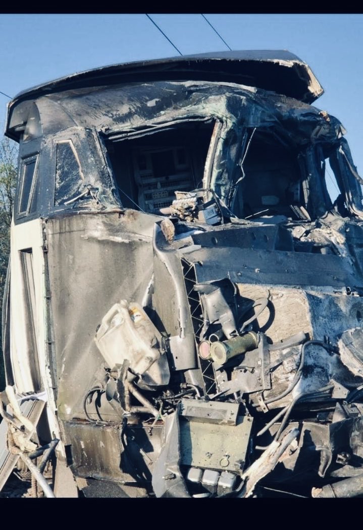 adcprg's tweet image. C’est ce type de camion qu’à heurté le TGV 😞