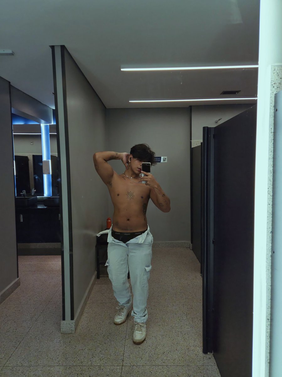 theusgrc's tweet photo. era só uma barriga trincada😭 https://t.co/ER1q1SBRzC