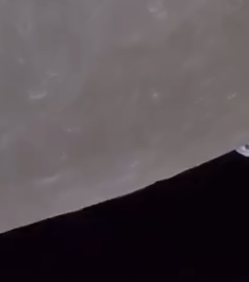 zoubosteo's tweet photo. 0.44-0.46 από το βίντεο του @elonmusk από το πέρασμα από την αθέατη πλευρά της σελήνης. Εξέχει κάτι κάτω δεξιά ή μόνο εγώ το βλέπω; #artemis #moon #darksideofthemoon https://t.co/gkWTnB7DxP