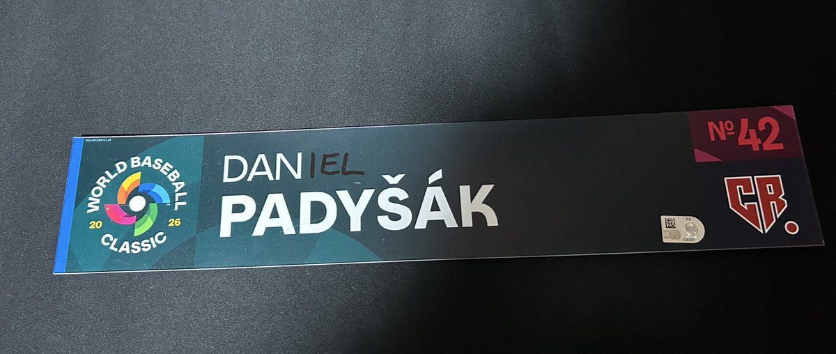 rainichi_bball's tweet image. WBCオークションで落札したチェコ代表パディシャーク(元オイシックス)のロッカーネームプレート。

名前が手書きで修正されてて味わいがある。

#WorldBaseballClassic 
#元NPB外国人選手