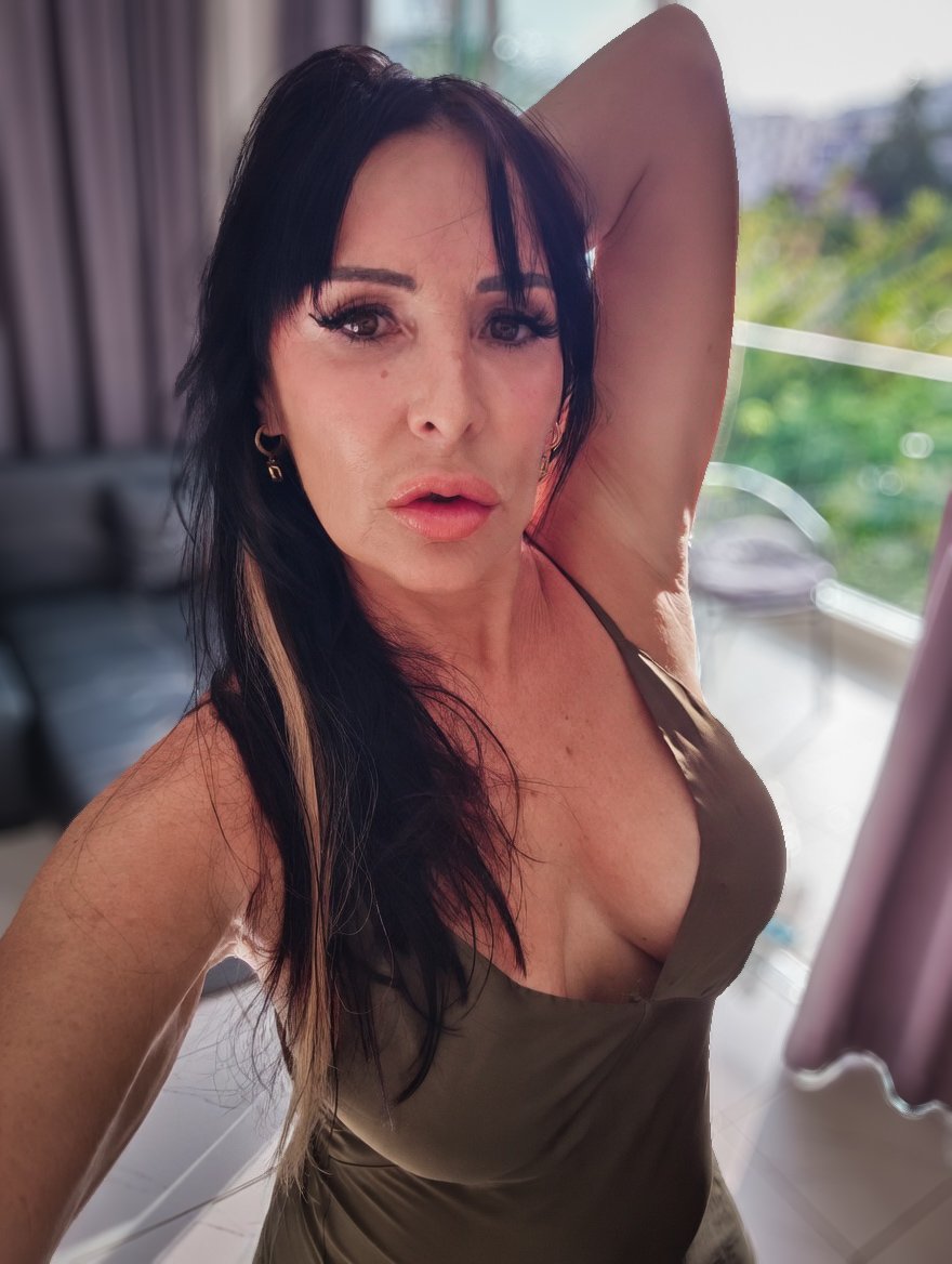 BritishPimpstress tweet media