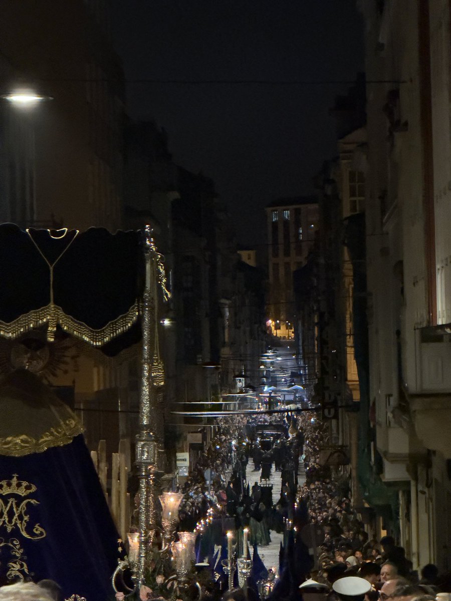 En Ferrol durante la Semana Santa,sales a la calle y te encuentras gente por todas partes:calles a reventar,parques llenos,bares a tope,parkings completos,un murmullo constante en cada rincon.
Y aunque a algunos les resulte incomodo,a otros nos gusta ver la ciudad asi de viva.
