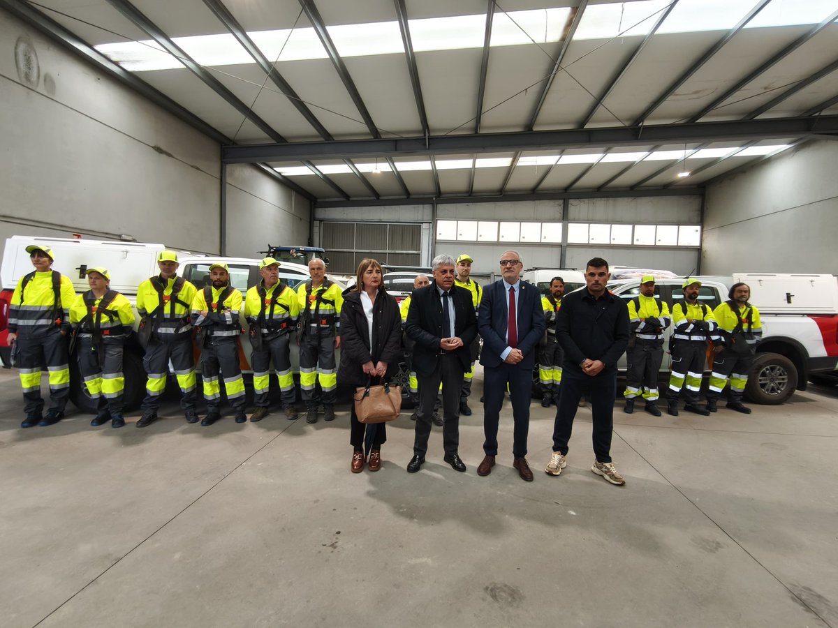 Educar06Diego's tweet photo. Damos la bienvenida a 16 trabajadores contratados por el @CCBierzo con el programa #MONTEL de la @jcyl, dotado con 6,8M€ para CyL. Objetivo, fomentar el empleo y la gestión forestal. El Consejo dispone de 264.000€, la @diputacionleon 768.000€  y el @AytoPonferrada 96.000€. https://t.co/XHtwsWPr9J