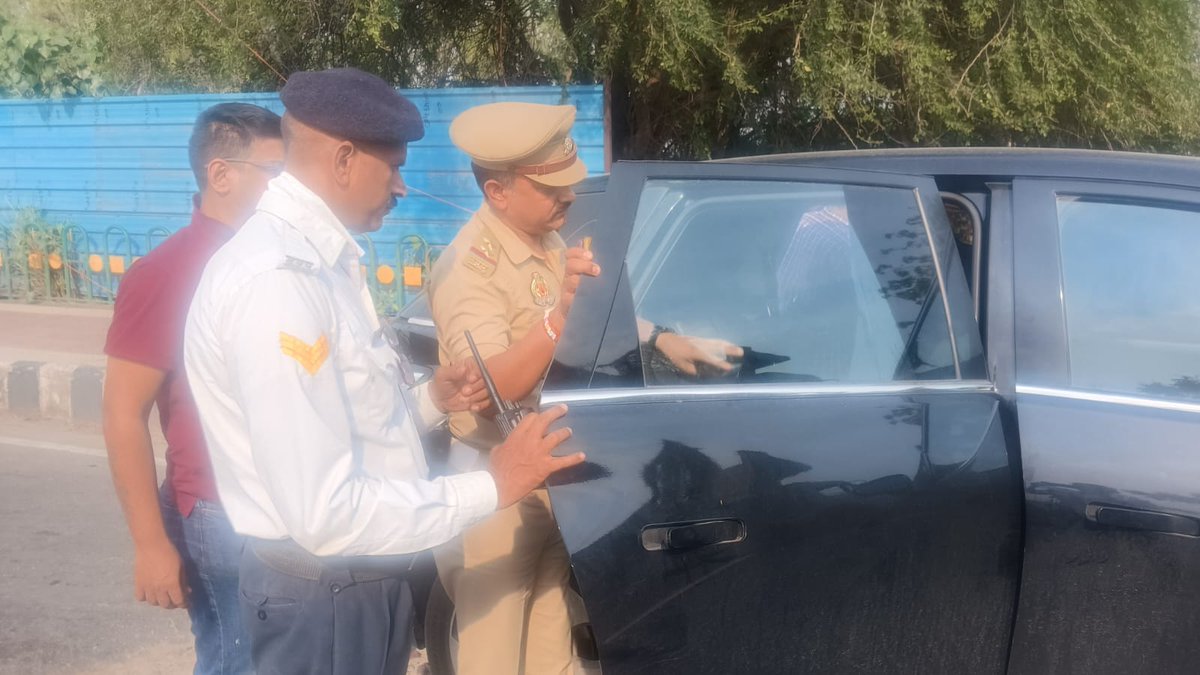 lucknowtraffic's tweet image. DCP(T)
@IPSRaveena
महोदया के निर्देशन में Ti महानगर द्वारा आर आर बन्धे पर सघन चेकिंग अभियान चलाकर ब्लैक फिल्म एवं हूटर लगे वाहनों के विरुद्ध सुसंगत धाराओं के अंतर्गत वैधानिक कार्यवाही की गई। #trafficrules
@Uppolice
@uptrafficpolice
@lkopolice