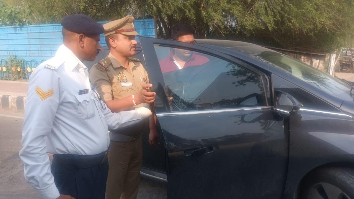 lucknowtraffic's tweet image. DCP(T)
@IPSRaveena
महोदया के निर्देशन में Ti महानगर द्वारा आर आर बन्धे पर सघन चेकिंग अभियान चलाकर ब्लैक फिल्म एवं हूटर लगे वाहनों के विरुद्ध सुसंगत धाराओं के अंतर्गत वैधानिक कार्यवाही की गई। #trafficrules
@Uppolice
@uptrafficpolice
@lkopolice