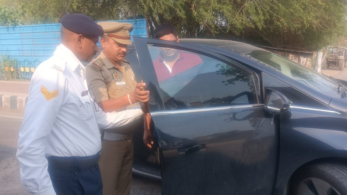 lucknowtraffic's tweet image. DCP(T)
@IPSRaveena
महोदया के निर्देशन में Ti महानगर द्वारा आर आर बन्धे पर सघन चेकिंग अभियान चलाकर ब्लैक फिल्म एवं हूटर लगे वाहनों के विरुद्ध सुसंगत धाराओं के अंतर्गत वैधानिक कार्यवाही की गई। #trafficrules
@Uppolice
@uptrafficpolice
@lkopolice